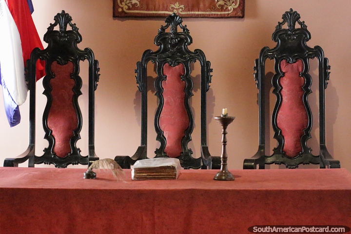 3 sillas antiguas seguidas en el Museo Nacional Casa de la Independencia en Asuncin. (720x480px). Paraguay, Sudamerica.