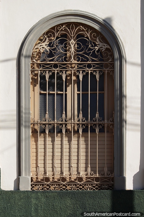 Ventana con rejas de hierro, bonita fachada en San Estanislao. (480x720px). Paraguay, Sudamerica.