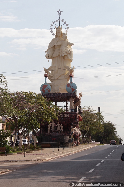 Enorme estatua de Mara Auxiliadora en Concepcin. (480x720px). Paraguay, Sudamerica.