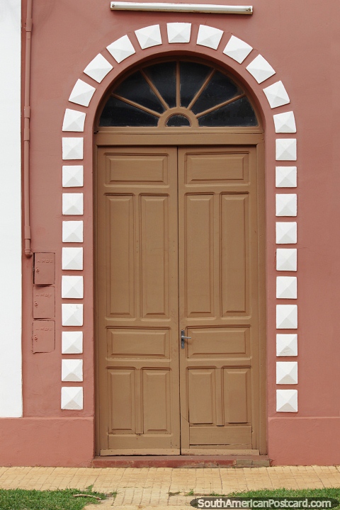 Atractiva puerta de madera con cuadrados decorativos blancos a su alrededor en Concepcin. (480x720px). Paraguay, Sudamerica.