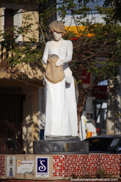 Hermoso monumento a la mujer en Concepcin. (480x720px). Paraguay, Sudamerica.