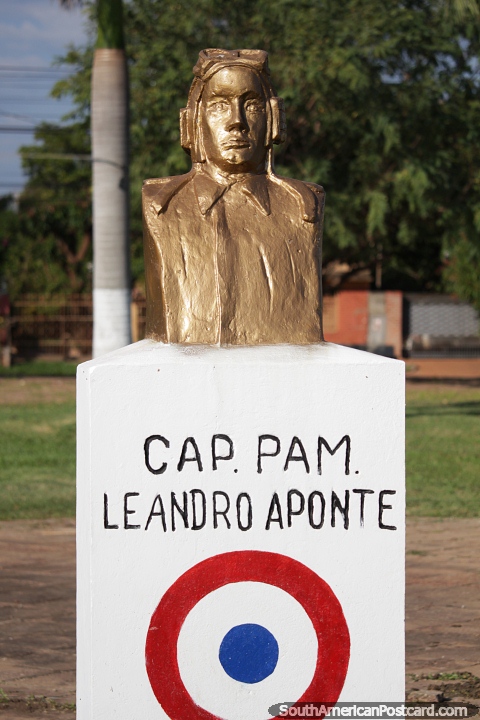 Capito P.A.M. Leandro Aponte, monumento piloto na Plaza Nanawa em Concepcion. (480x720px). Paraguai, Amrica do Sul.