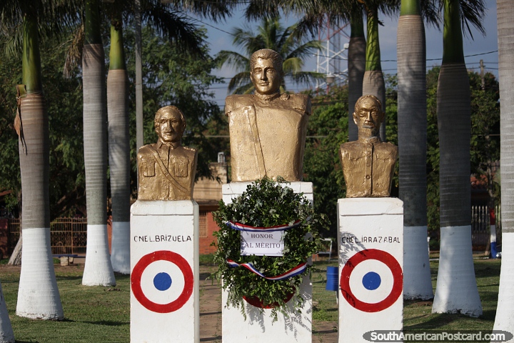 Bustos de oro y honores militares en la Plaza Nanawa de Concepcin. (720x480px). Paraguay, Sudamerica.