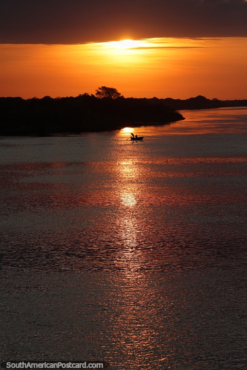Incrvel pr do sol laranja escuro sobre o Rio Paraguai em Concepcion. (480x720px). Paraguai, Amrica do Sul.