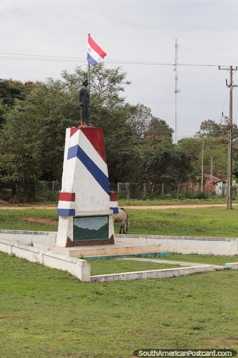 Monumento a la Guerra del Chaco en Loreto, al norte de Concepcin. (480x720px). Paraguay, Sudamerica.