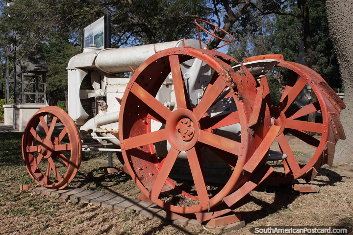 Tractor antiguo, uno de los 50 que llegaron a Filadelfia por los pioneros menonitas. (720x480px). Paraguay, Sudamerica.