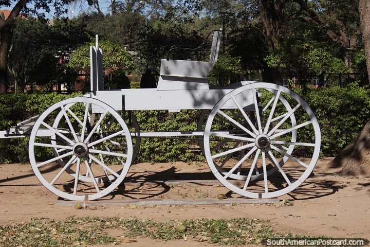 Carro de caballos antiguo construido en 1965, una exhibicin de museo en el parque de Filadelfia. (720x480px). Paraguay, Sudamerica.