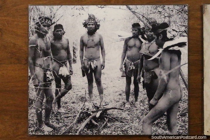 Indgenas Guarani do Chaco, foto no museu da Filadlfia. (720x480px). Paraguai, Amrica do Sul.