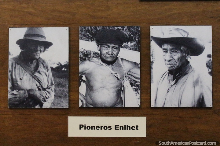 Pioneros de Enlhet, fotografas en blanco y negro en el museo de Filadelfia. (720x480px). Paraguay, Sudamerica.