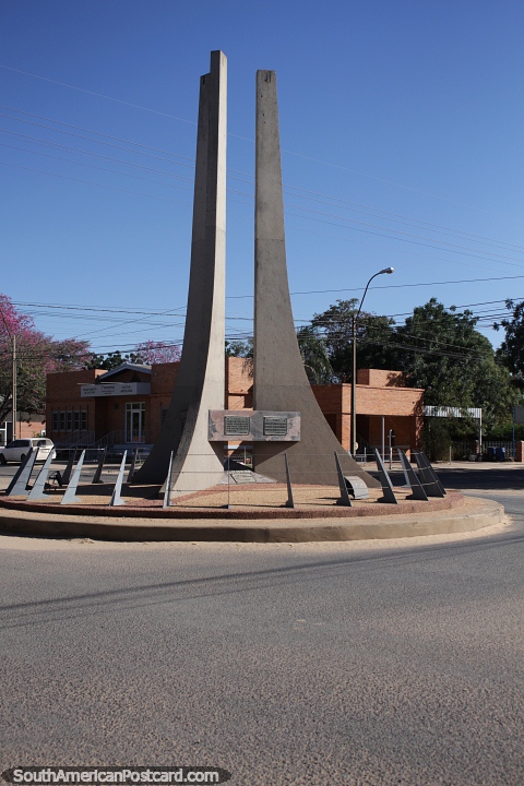 F, unidade e trabalho, monumento de 2007 para comemorar o 50 aniversrio da colnia Fernheim na Filadlfia. (480x720px). Paraguai, Amrica do Sul.