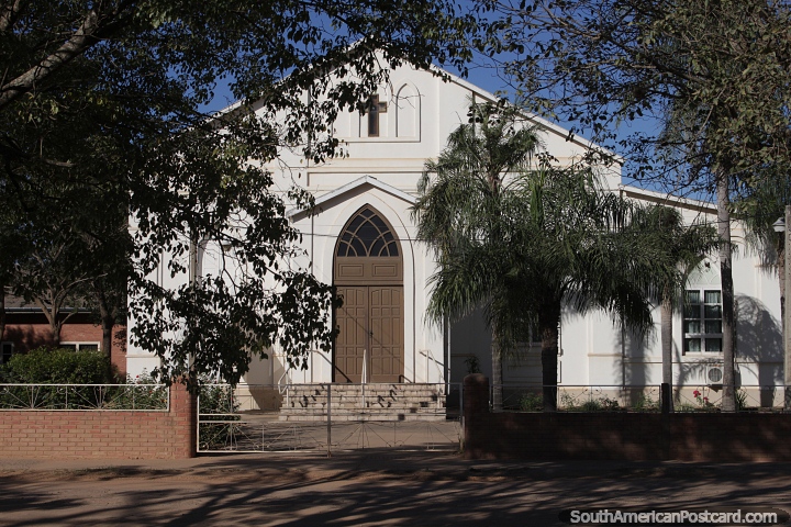 Iglesia MBG en Filadelfia con una bonita fachada y rboles a su alrededor. (720x480px). Paraguay, Sudamerica.