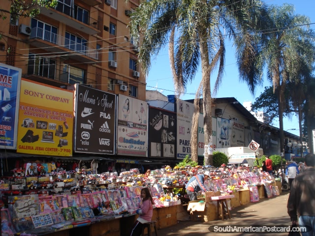 Brinquedos de venda em Cidade do Este. (640x480px). Paraguai, Amrica do Sul.