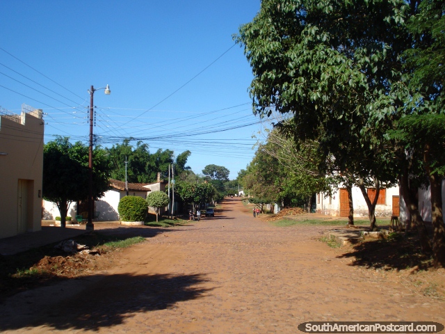 Rua agradvel em Ybycui. (640x480px). Paraguai, Amrica do Sul.