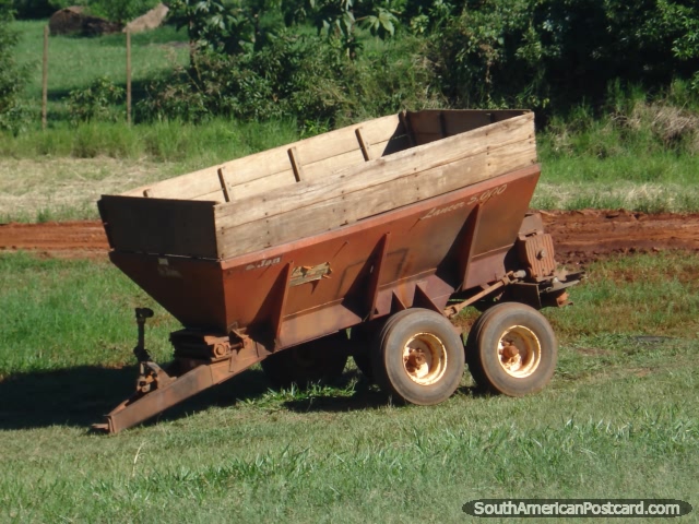 Carreta de madeira na zona rural entre Cidade do Este e La Colmena. (640x480px). Paraguai, América do Sul.