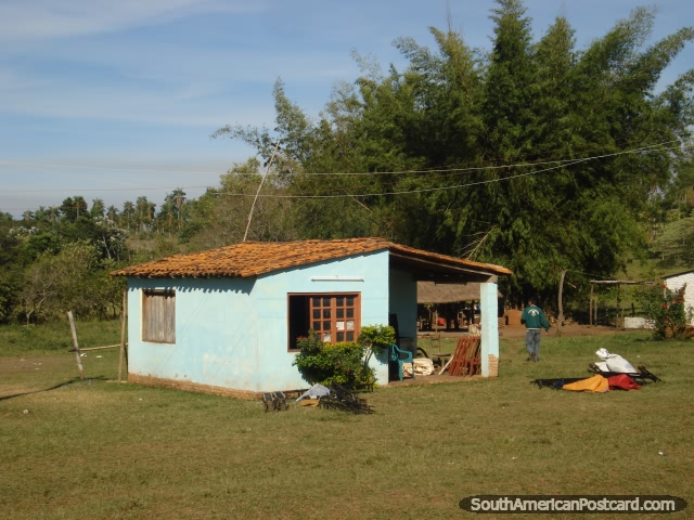 Casa de païs simples entre Cidade do Este e La Colmena. (640x480px). Paraguai, América do Sul.