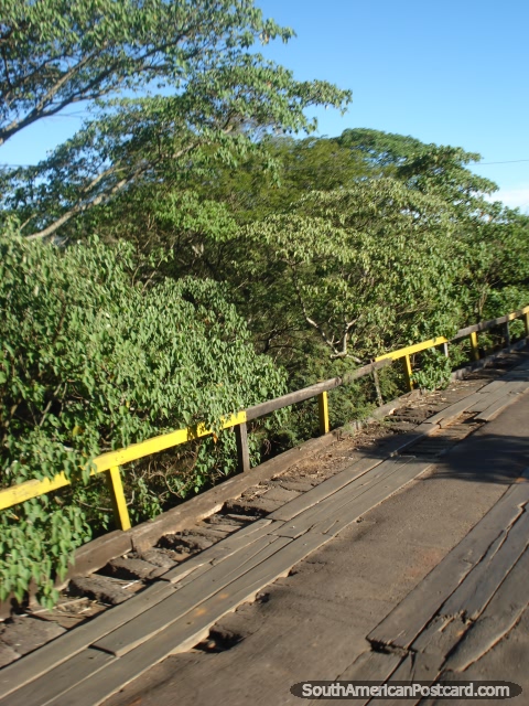 Un puente de madera bien usado entre Paraguari y Ybycui. (480x640px). Paraguay, Sudamerica.