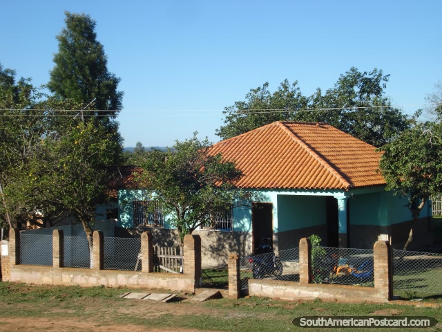 Pouca casa e propriedade cercada em zona rural entre Paraguari e Ybycui. (640x480px). Paraguai, América do Sul.