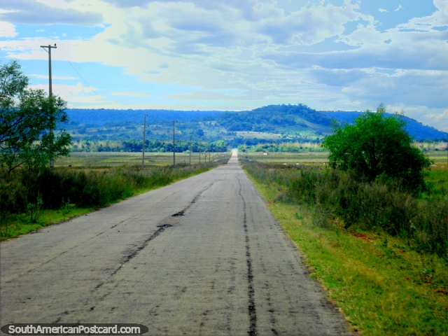 O caminho fora a parque nacional Ybycui. (640x480px). Paraguai, América do Sul.