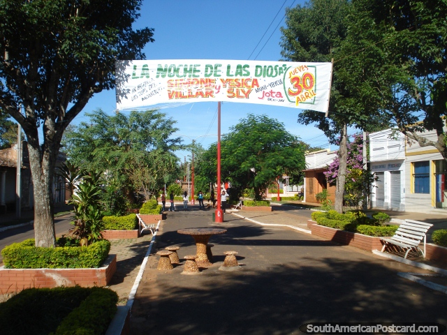 El área agradable para sentarse y andar en la avenida central en Ybycui. (640x480px). Paraguay, Sudamerica.