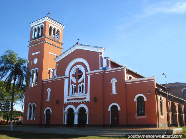 A igreja em Ybycui. (640x480px). Paraguai, Amrica do Sul.
