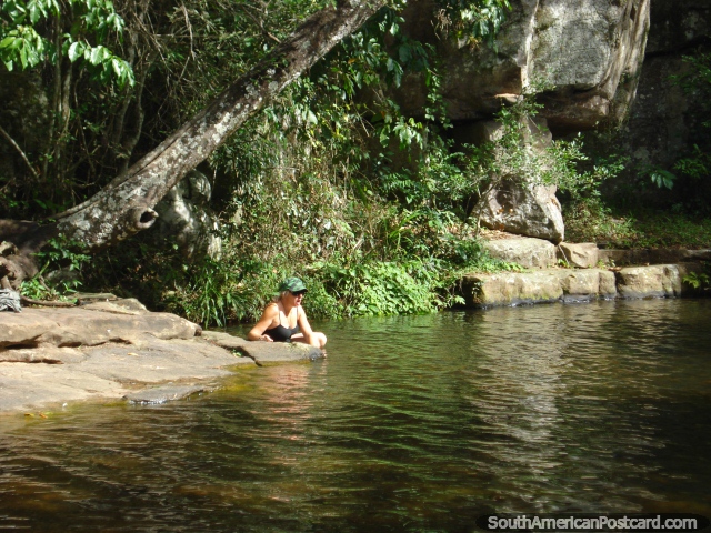 Goste das lagoas no p das cachoeiras no parque nacional Ybycui. (640x480px). Paraguai, Amrica do Sul.