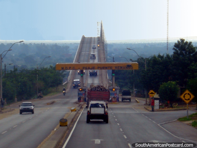 A ponte sobre o Rio de Paraguai na Argentina de Asuncin. (640x480px). Paraguai, Amrica do Sul.