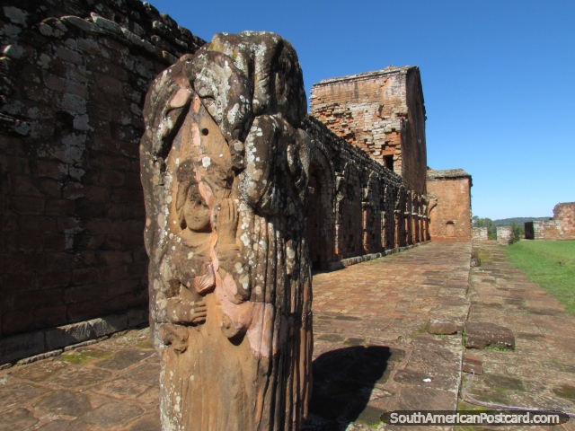 Colunas, pátios e arcadas, que andam em volta das ruïnas de Trinidad. (640x480px). Paraguai, América do Sul.