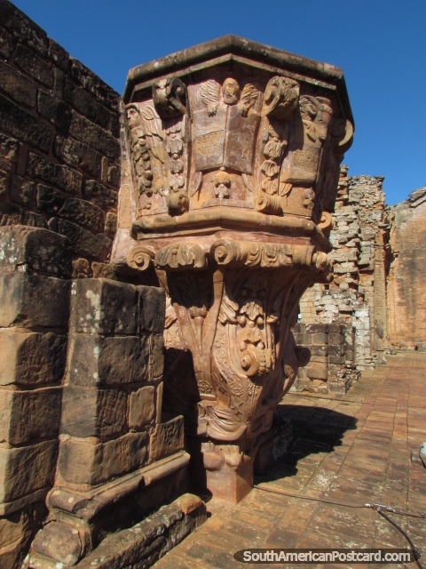 Pulpito, a parte assombrosa da igreja arruina em Trinidad perto de Encarnacion. (480x640px). Paraguai, Amrica do Sul.