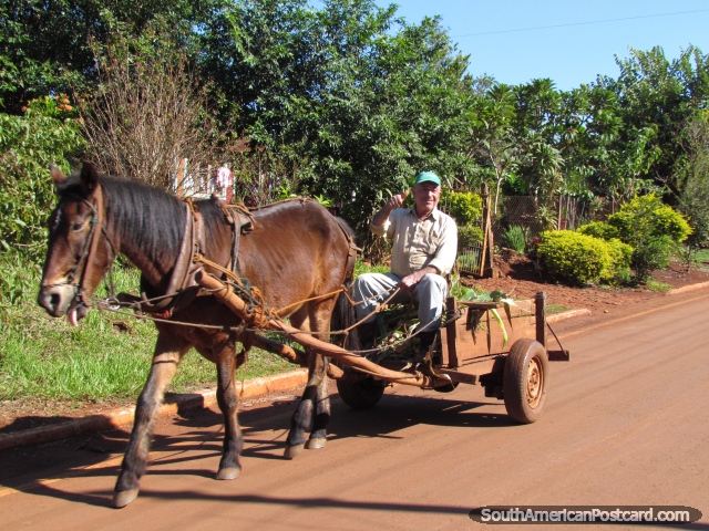 O homem em cavalo e carreta abandona os polegares em Jesus perto de Encarnacion. (640x480px). Paraguai, América do Sul.