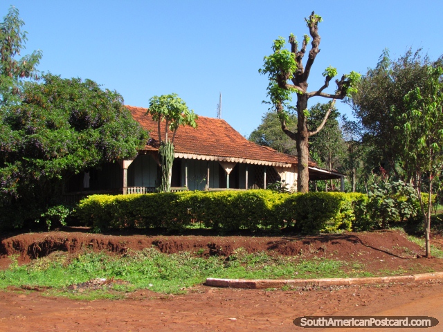 Uma casa bonita e propriedade com árvores em Jesus, perto de Encarnacion. (640x480px). Paraguai, América do Sul.