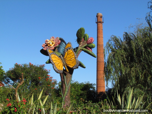 A obra de arte de borboleta e o tijolo fumam a pilha perto do rio em Encarnacion. (640x480px). Paraguai, Amrica do Sul.