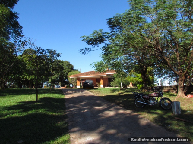 A antiga casa do ditador Alfredo Stroessner (1912-2006) em Encarnacion. (640x480px). Paraguai, Amrica do Sul.