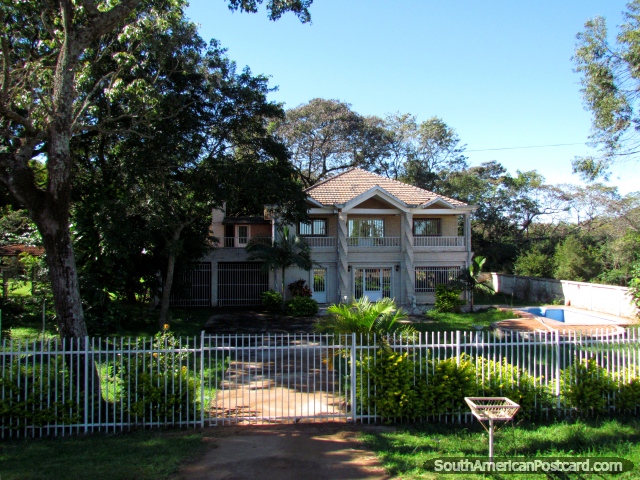 Una casa grande muy agradable entre Encarnacion y Coronel Bogado. (640x480px). Paraguay, Sudamerica.