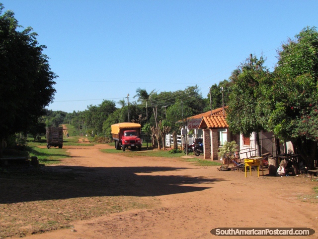 Um caminho vermelho, mesa de futebol de mesa amarela, um caminho de sujeira em Santa Rosa. (640x480px). Paraguai, Amrica do Sul.