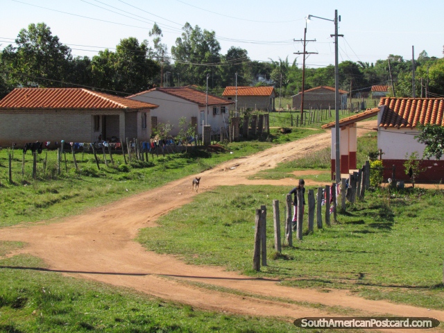 Estrada de terra e comunidade no caminho de Villa Florida para Caapucu. (640x480px). Paraguai, Amrica do Sul.
