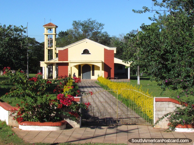 Iglesia y campanario y jardines en algún sitio entre Caapucu y Quiindy. (640x480px). Paraguay, Sudamerica.