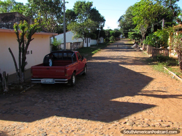 Adoquín calle suburbana en pequeña ciudad Quiindy. (640x480px). Paraguay, Sudamerica.