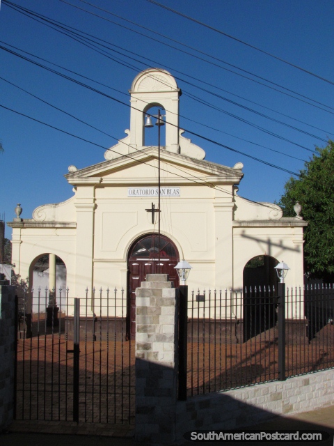 Oratório San Blas em Carapegua, igreja branca histórica. (480x640px). Paraguai, América do Sul.