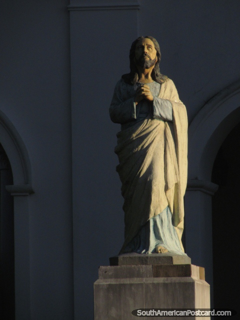 Estátua de Jesus do lado de fora da igreja em Paraguari. (480x640px). Paraguai, América do Sul.