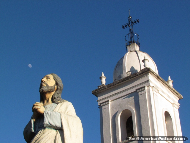 Jess respeta la luna al lado de la iglesia en Paraguari. (640x480px). Paraguay, Sudamerica.