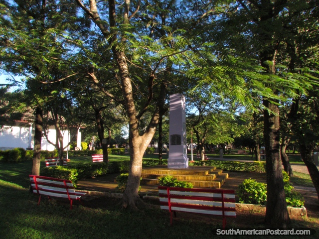 Plaza 'Hroes del Chaco' junto a la iglesia en Paraguar. (640x480px). Paraguay, Sudamerica.