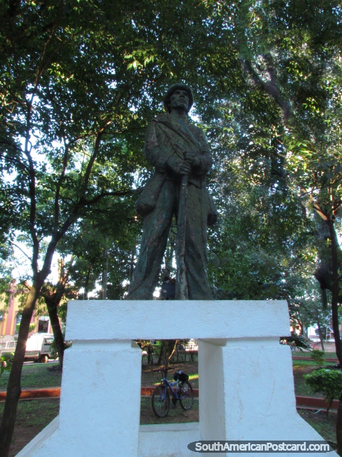 Estatua para la guerra Chaco en Plaza La Guardia en Paraguari. (480x640px). Paraguay, Sudamerica.