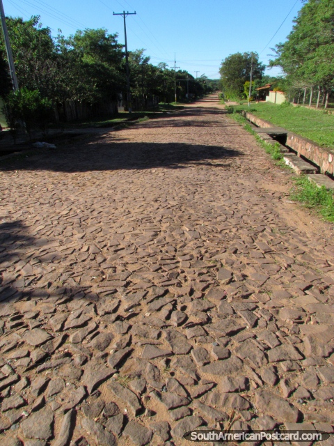 Um caminho de pedra arredondada longo em Paraguari. (480x640px). Paraguai, América do Sul.