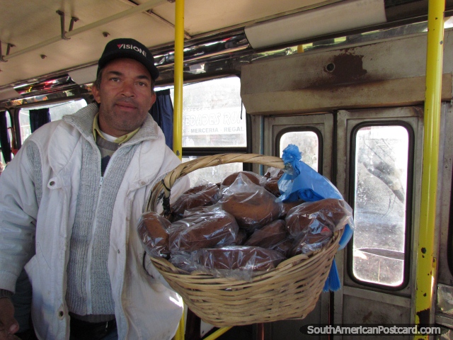 Um homem que vende rosquinhas de massa frita no nibus entre Paraguari e Asuncin. (640x480px). Paraguai, Amrica do Sul.