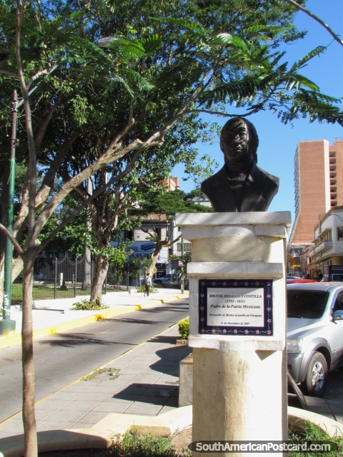 Homenagem a Miguel Hidalgo y Costilla (1753-1811), um sacerdote mexicano e lder de independncia, Asuncin. (480x640px). Paraguai, Amrica do Sul.