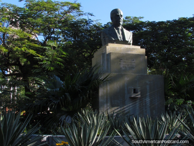 Parque y Plaza Juan E. O'Leary con el monumento en Asuncin. (640x480px). Paraguay, Sudamerica.