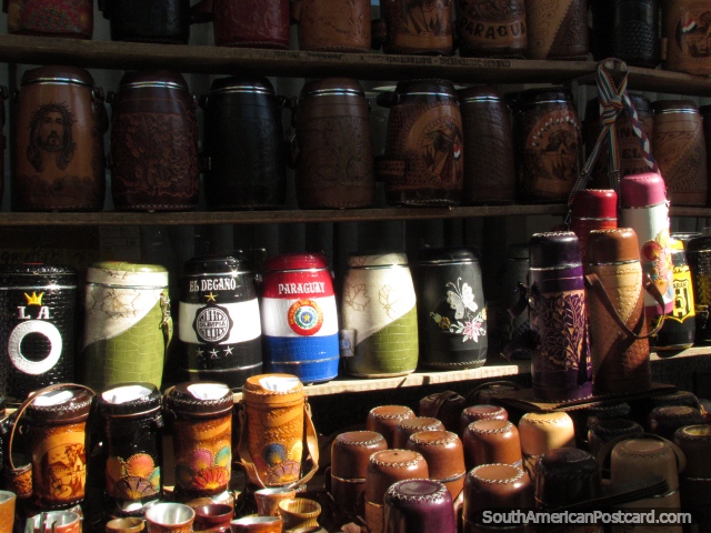 Lembranas paraguaias de couro, portadores de frasco de venda na rua em Asuncin. (640x480px). Paraguai, Amrica do Sul.