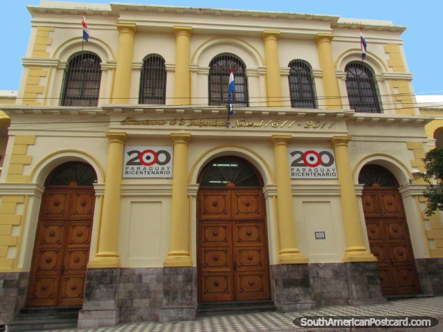 Um edifïcio histórico em Asunción com enormes portas de madeira arcadas, janelas arqueadas e colunas amarelas. (640x480px). Paraguai, América do Sul.