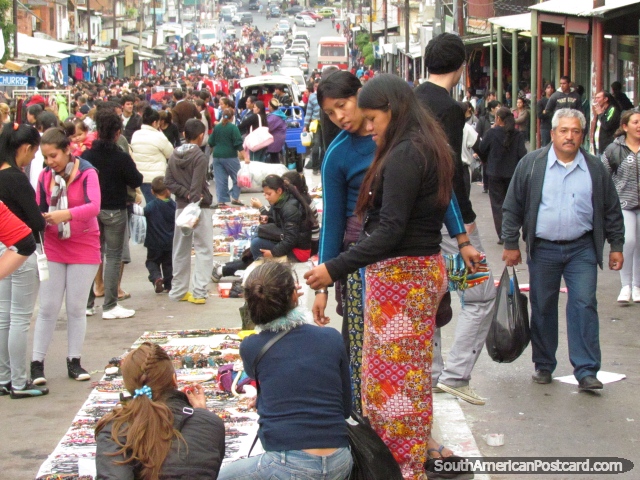As mulheres jovens olham para jóias em Mercado Guasu em Asunción. (640x480px). Paraguai, América do Sul.