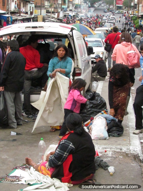 Pessoas na rua em Mercado Guasu em Asunción. (480x640px). Paraguai, América do Sul.